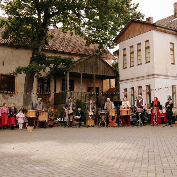 Suitu Bundzinieki Svētā Miķeļa svētkos Alsungas pils pagalmā