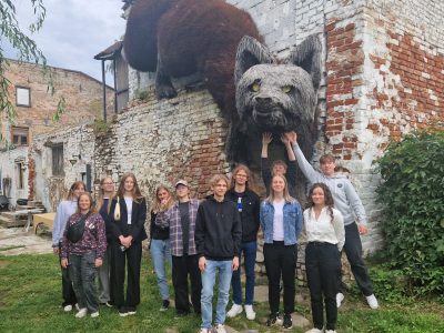 Pusaudžu grupa Kuldīgas novada jaunieši projekta "Kontakts" ietvaros.